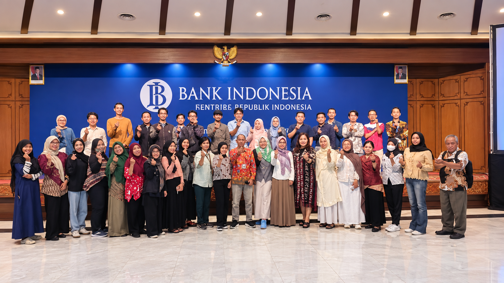 Tim Isee Digital Marketing bekerja secara profesional di kantor modern